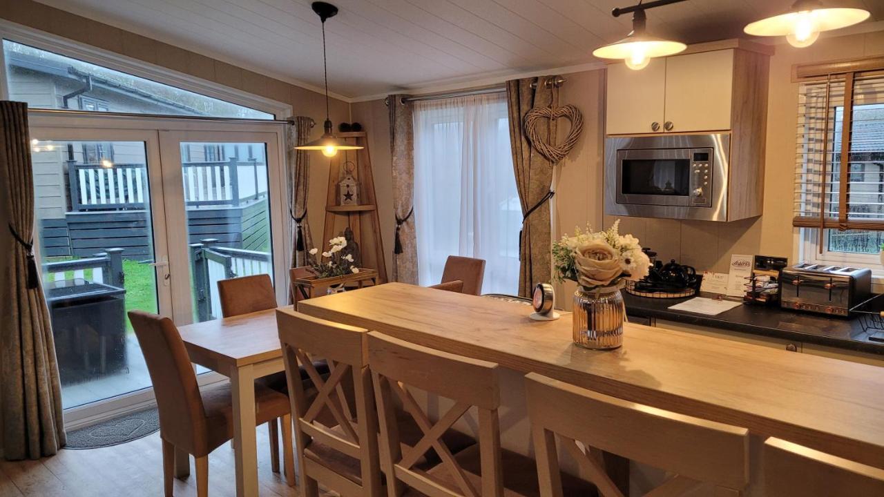 Luxury Lodge On Edge Of New Forest And 800M From Sea Entertainment And Leisure Passes Included Milford on Sea Esterno foto