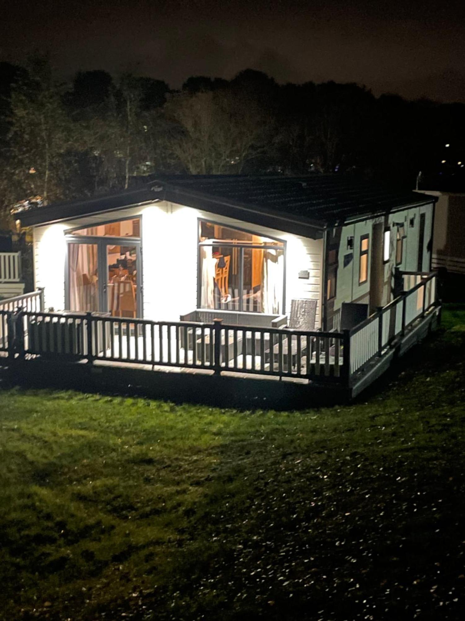 Luxury Lodge On Edge Of New Forest And 800M From Sea Entertainment And Leisure Passes Included Milford on Sea Esterno foto